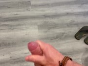 Mucha saliva en mi polla hace que apunto me corra