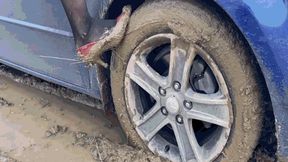 HOT PREMIERE: Jeannette gets stuck in the mud behind the wheel of her carWMV