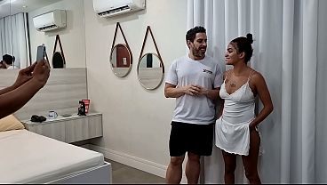 Bastidores da grava&ccedil_&atilde_o com a safada Kaay Alves com dois amigos no motel levando muita pica no cu na pele e ganhando muito leite na boca