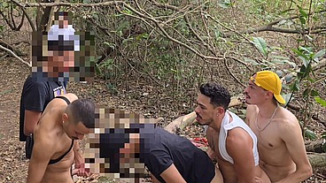 SURUBÃO NO PARQUE 20 HOMENS