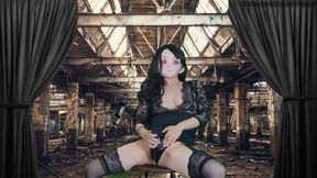 HENTAI Aibu。廃墟。セクシーな衣装。座って電動バイブでオナニー。