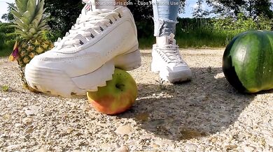 Kati crushing makes you a nice fruit salad Fruit crush trample, crushed fruit