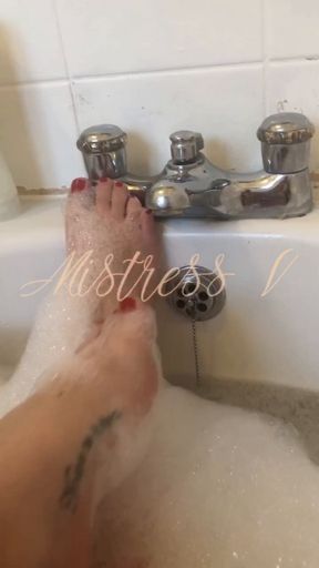 Wet and soapy toes in the bath 🧼