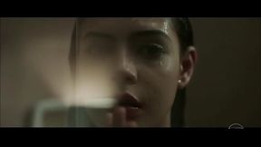 Julia Dalavia pelada tomando banho mostrando os seios em Os dias eram assim