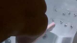 Tätowierte, behaarte europäische Bären-Amateure lutschen große Schwänze und lassen sich hart anal ficken.