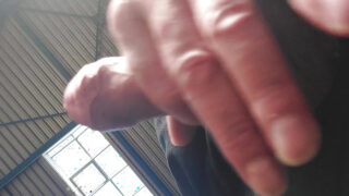 Deutsche Amateurin gibt sich selbst einen Handjob und masturbiert, bevor sie einen heißen Anal-Creampie-Samenerguss bekommt.