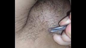 Depilando o pau com uma pin&ccedil_a