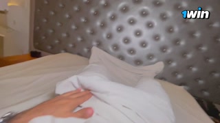 JOVEN hijastra folla por un nuevo celular