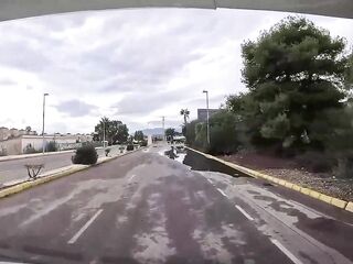 Corriere mentre lavora da un passaggio a hippy Almasol e la convince a succhiare il cazzo per soldi