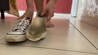 feet fetish - foot - amassando pãozinho com os pés - amaciando as solinhas