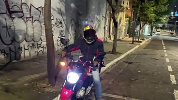 ENTREGADOR VEIO TRAZER O LANCHE E EU QUE FUI LANCHADO.