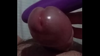 Gozando com um vibrador no p&ecirc_nis