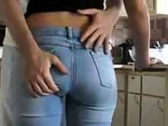 Cette petite salope en tight jeans se fait peloter le cul.