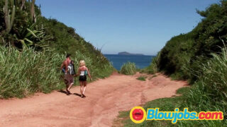 Chlap šuká zadky s hubenou drobnou milfkou Chloe Delaure ve trojce