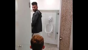 Novinho tatuado mamando neg&atilde_o no banheirao