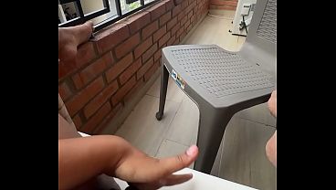 en el balcon junto a la casa de mi vecino pasandola rico