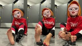 dans les vestiaires de ma salle de sport en mode chaussettes qui puent like un ...