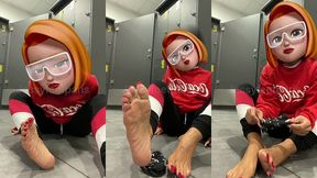 dans les vestiaires de ma salle de sport en mode chaussettes qui puent like un ...