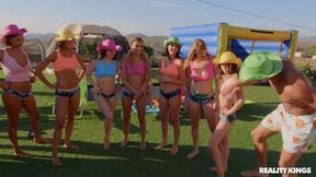 ”Sexy groupsex with 8!! women!”