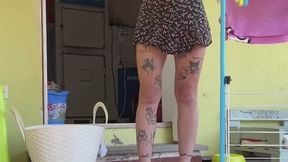 Stendo i panni... e ti schiaccio la faccia con i miei piedi sporchi quando ti becco a rubarmi le mutande!