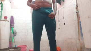 Desi amatööri teini silittää hänen isoa kukkoaan kotitekoisessa kylpyhuoneessa yksin