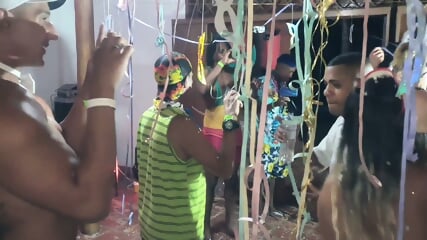 Who said there wasn't going to be a carnival in 2021? Paty butt and guests carnival