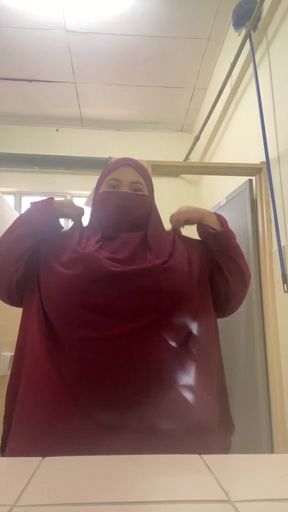 Naughty ustazah in toilet
