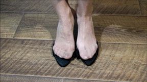 Dipping in black sabots shoes, crushed shoe AVI