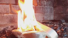 Dopo che queste pantofole sono state ai miei Piedi per molto tempo e dopo che sono state riempite molte volte di sborro è arrivato il momento di bruciarle.