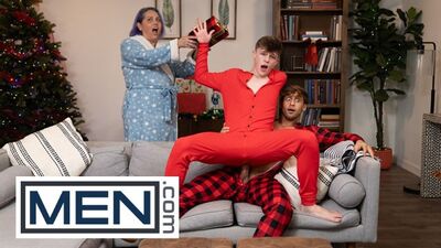 MEN - Dom King Plays Video Games On Christmas Morning While Jake Preston Sneakily Sucks His Cock