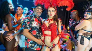 Eine Party mit einer Latina mit großen Brüsten eskaliert zu einem wilden Gruppensex-Gangbang zwischen verschiedenen Ethnien: May Akemi, Carol Fenix und Carol Corrales lassen sich hart anal verwöhnen, tief in den Rachen gehen und abspritzen.