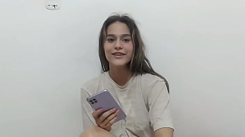 LLEGO AL CUARTO DE MI PEQUE&Ntilde_A HERMANASTRA A LA CUAL LA ENCUENTRO EN PANTY Y LA FOLLO DURO HASTA CORRERME EN SU BOCA QUE BUENA FOLLADA - PORNO EN ESPANOL