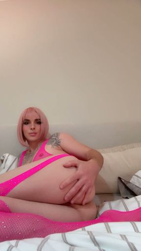 Lana Sissy plays solo in pink