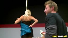 Välgörenhetspokerturnering förvandlas till MILF-poledance-extravaganza