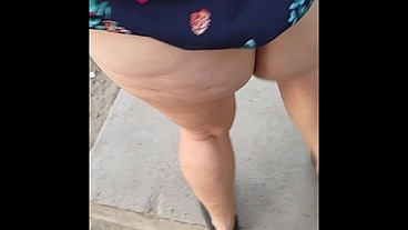 Encuentro una madura en la calle con minifalda upskirt