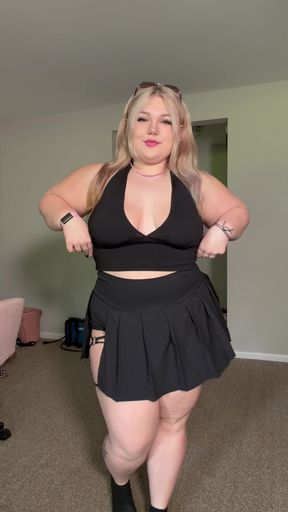 Amateur onlyfan shows off her tits