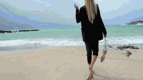 Walk in silver sandals AVI(1920x1080)FHD