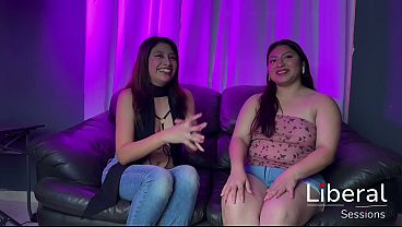 Pareja de amigas son folladas en gangbang hasta venirse en ellas