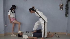 Taekwondo girls' trampling, mercilessly trampling on cocks!