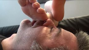 VICTORIA - The floor is cold - Face as a foostool, foot worship