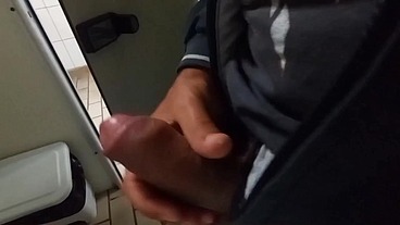 Faxineiro do banheiro do Supermercado me fudeu gostoso