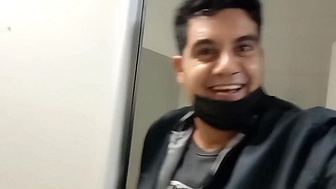 Faxineiro do banheiro do Supermercado me fudeu gostoso