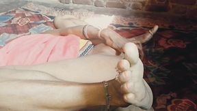 Seeing the Opportunity, the Native Biharin Thought of Showing Her Big Ass to Jeth