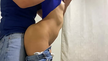 sexy morena caliente es follada con sus jeans