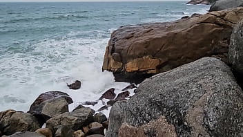 Putaria perto do vulc&atilde_o das rochas com os paus gostosos ga&uacute_chos