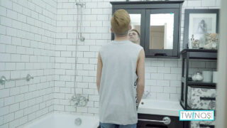 Cô nàng tóc nâu châu Á Randi Freja thực hiện màn oral sex vụng về và tự sướng trước khi quan hệ tình dục qua đường hậu môn không dùng bao cao su với anh chàng tóc đỏ có dương vật to.