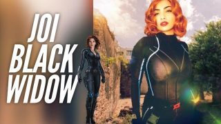 Een prachtige Black Widow-cosplayer geeft een masturbatiesessie terwijl ze haar sexy lichaam laat zien.