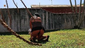 esposa puta estendendo roupa sem calcinha e o corno fodeu ela ali