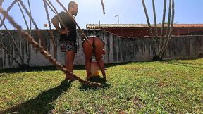 esposa puta estendendo roupa sem calcinha e o corno fodeu ela ali