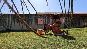 esposa puta estendendo roupa sem calcinha e o corno fodeu ela ali